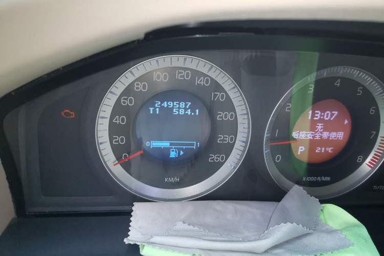 Used Volvo S80L 2010 2.5T ZhiShang Edition Odometer Close Up