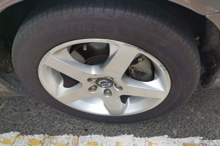Used Volvo S80L 2010 2.5T ZhiShang Edition Right Front Wheel Hub