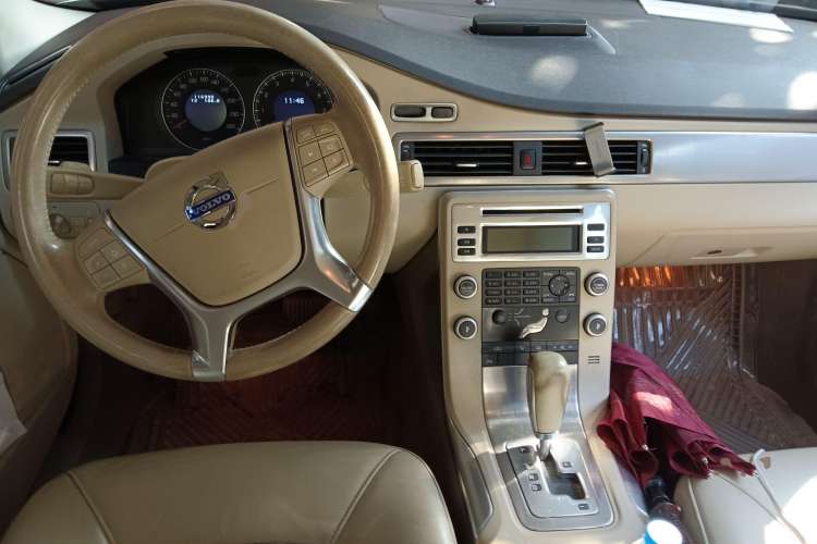 Used Volvo S80L 2010 2.5T Zhiya Edition Center Console