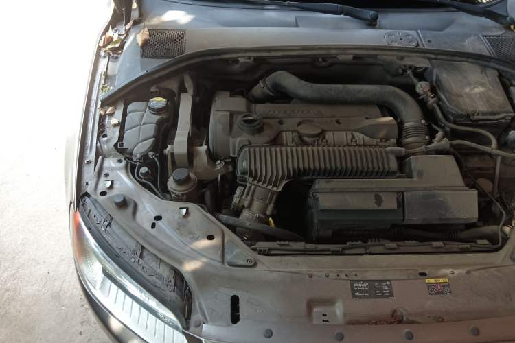 Used Volvo S80L 2010 2.5T Zhiya Edition Engine Bay Right