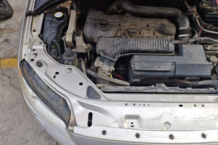 Used Volvo S80L 2010 2.5T Zhiya Edition Engine Bay Right