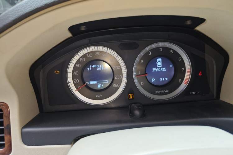 Used Volvo S80L 2010 2.5T Zhiya Edition Odometer Close Up