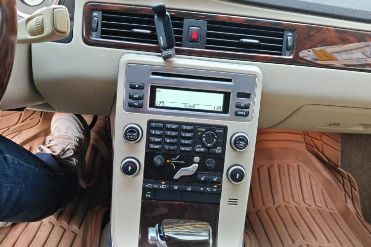 Used Volvo S80L 2011 3.0T AWD Zhiya Edition Audio And AC Panel