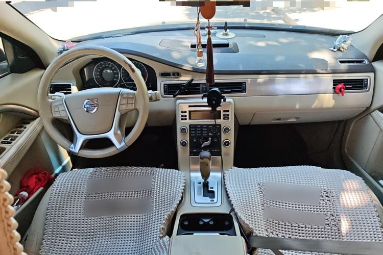 Used Volvo S80L 2011 2.0T Zhiya Edition Center Console