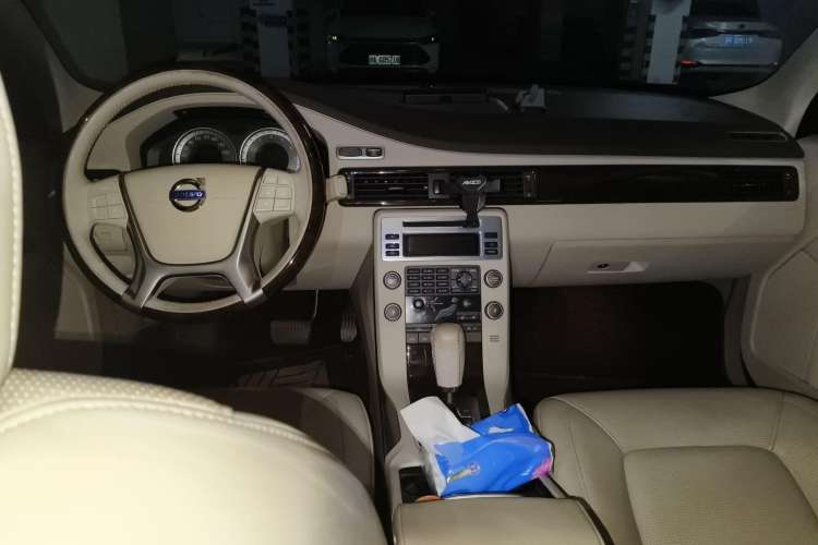Used Volvo S80L 2011 2.0T ZhiZun Edition Center Console