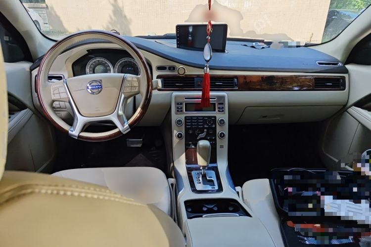 Used Volvo S80L 2011 2.0T ZhiZun Edition Center Console