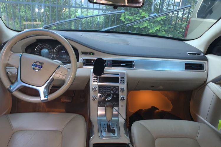 Used Volvo S80L 2011 2.0T ZhiShang Version Center Console