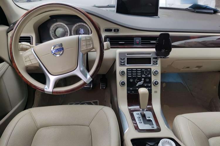 Used Volvo S80L 2011 2.0T ZhiZun Edition Center Console