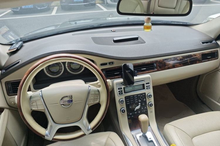 Used Volvo S80L 2011 2.0T ZhiZun Edition Center Console