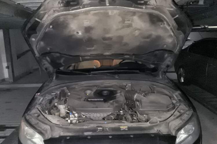 Used Volvo S80L 2011 2.0T ZhiZun Edition Engine Bay
