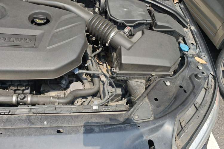 Used Volvo S80L 2011 2.0T ZhiZun Edition Engine Bay Left