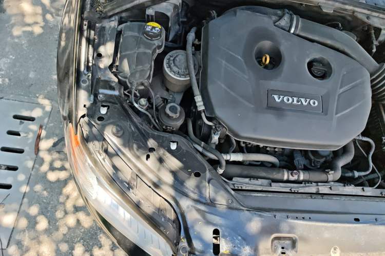 Used Volvo S80L 2011 2.0T Zhiya Edition Engine Bay Right