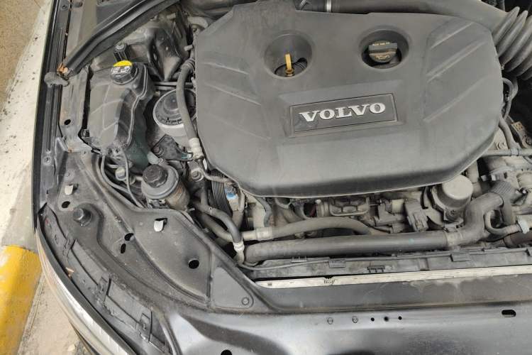 Used Volvo S80L 2011 2.0T ZhiShang Version Engine Bay Right