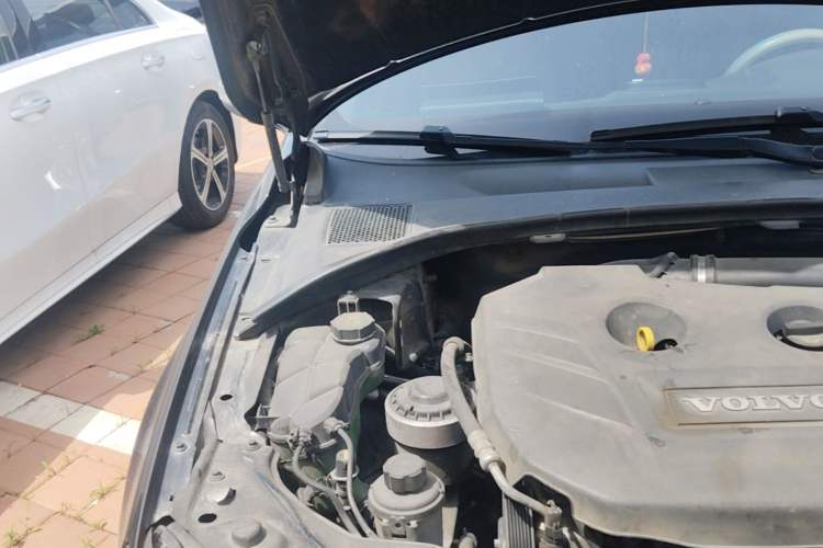 Used Volvo S80L 2011 2.0T Zhiya Edition Engine Bay Right