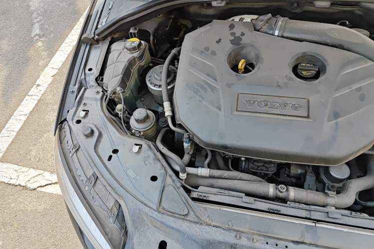 Used Volvo S80L 2011 2.0T ZhiShang Version Engine Bay Right
