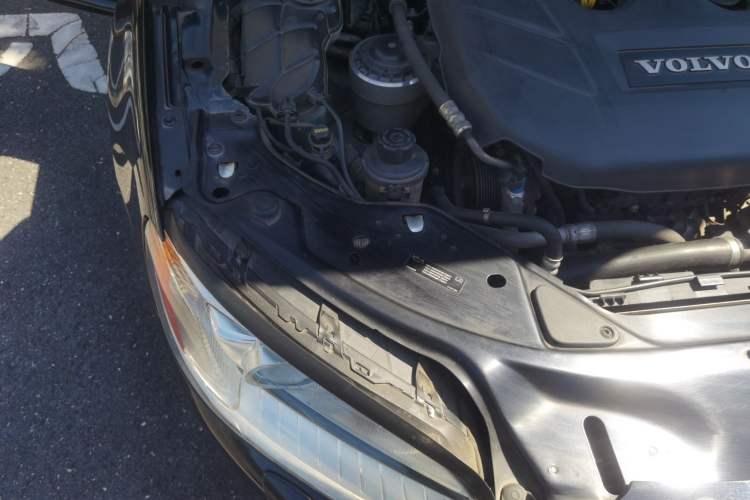 Used Volvo S80L 2011 2.0T ZhiZun Edition Engine Bay Right