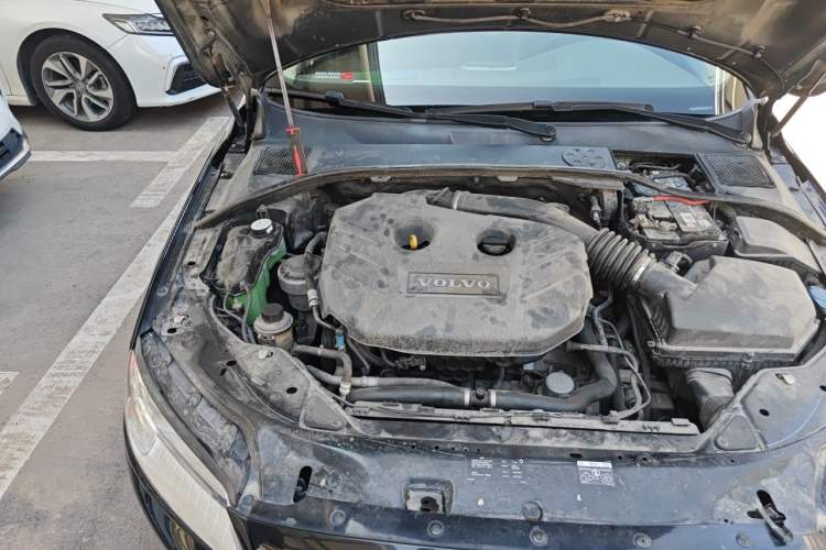 Used Volvo S80L 2011 2.0T ZhiShang Version Engine Bay Right