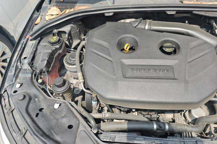 Used Volvo S80L 2011 2.0T ZhiZun Edition Engine Bay Right