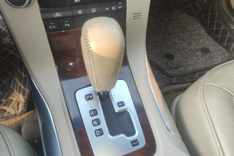 Used Volvo S80L 2011 2.0T ZhiZun Edition Gear Lever