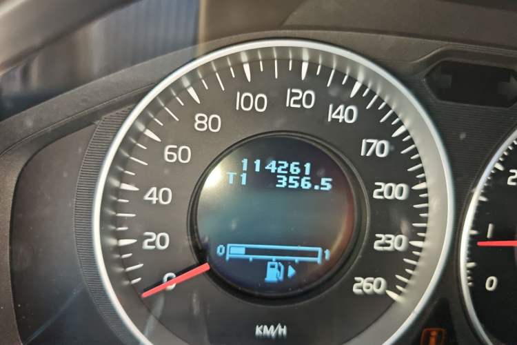 Used Volvo S80L 2011 2.0T Zhiya Edition Odometer Close Up