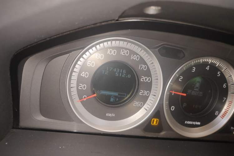 Used Volvo S80L 2011 2.0T ZhiZun Edition Odometer Close Up