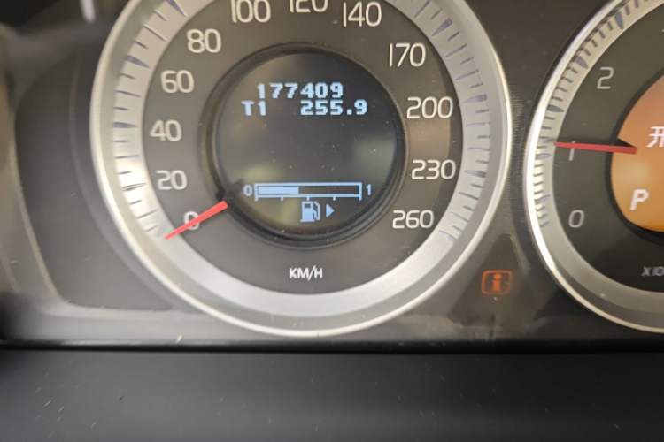Used Volvo S80L 2011 2.0T ZhiZun Edition Odometer Close Up