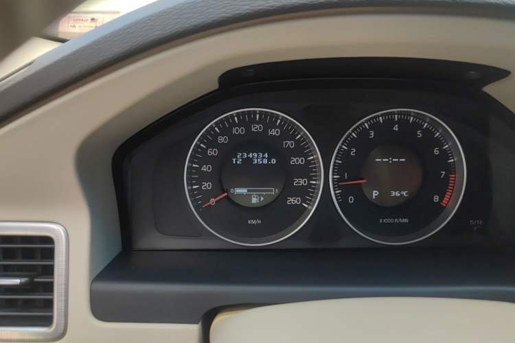 Used Volvo S80L 2011 2.0T Zhiya Edition Odometer Close Up