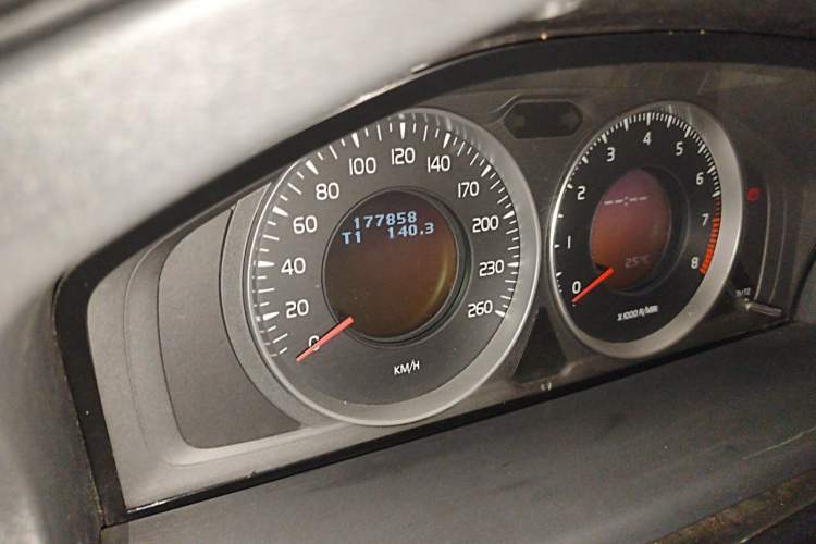 Used Volvo S80L 2011 2.0T ZhiShang Version Odometer Close Up