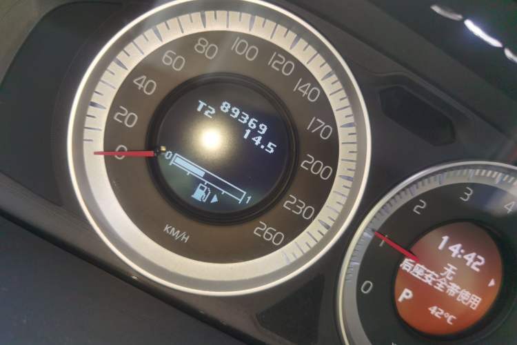 Used Volvo S80L 2011 2.0T ZhiZun Edition Odometer Close Up