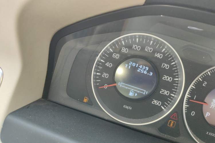 Used Volvo S80L 2011 2.0T Zhiya Edition Odometer Close Up