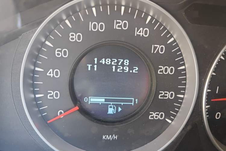 Used Volvo S80L 2011 2.0T ZhiShang Version Odometer Close Up