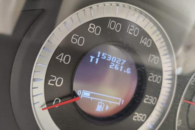 Used Volvo S80L 2011 2.0T ZhiZun Edition Odometer Close Up