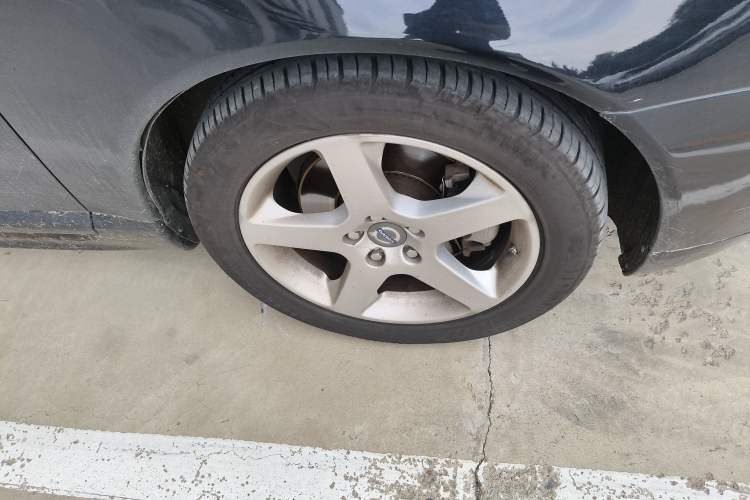 Used Volvo S80L 2011 2.0T ZhiZun Edition Right Front Wheel Hub