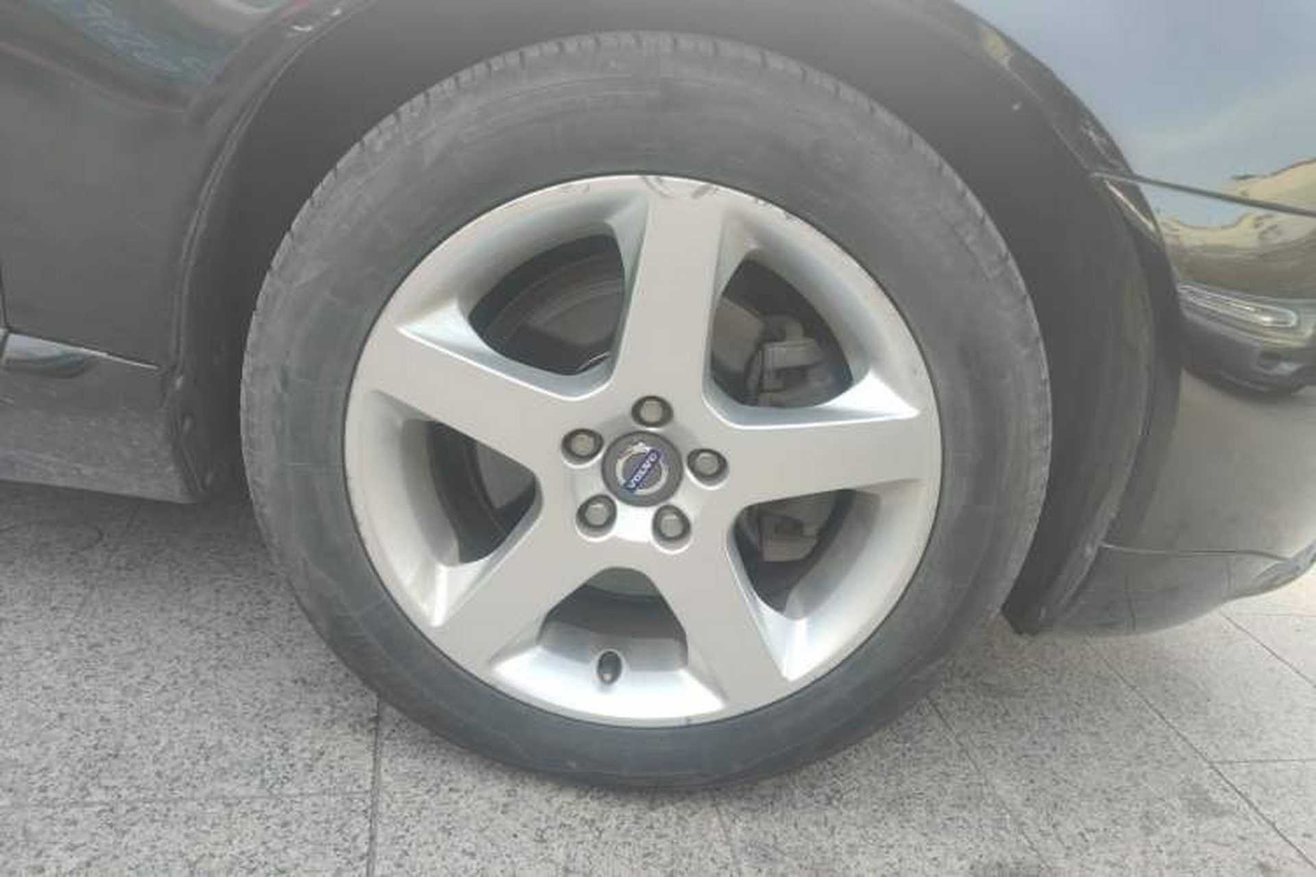 Used Volvo S80L 2011 2.0T ZhiZun Edition Right Front Wheel Hub