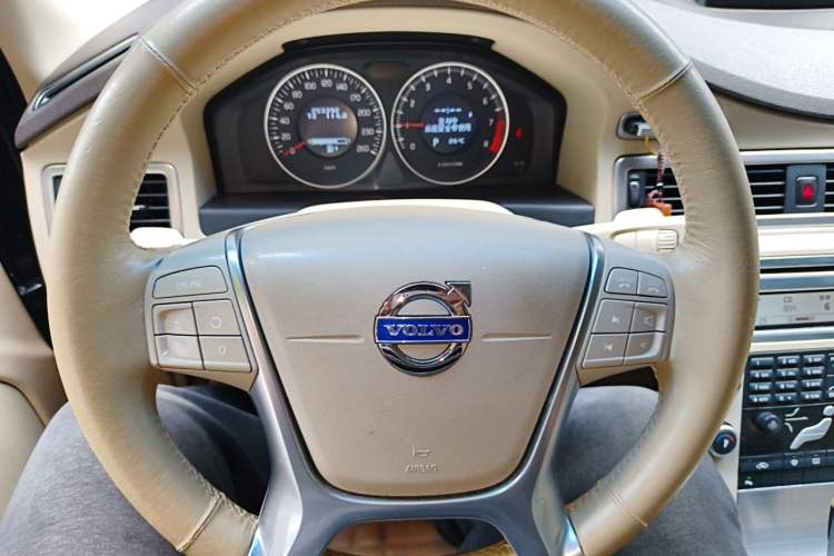Used Volvo S80L 2011 2.0T Zhiya Edition Steering Wheel