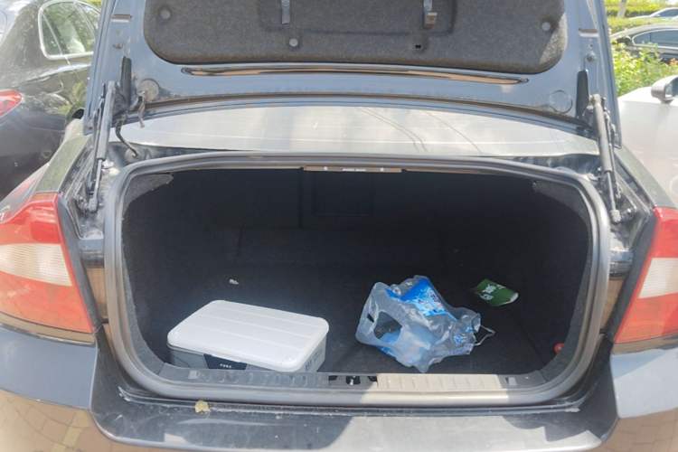 Used Volvo S80L 2011 2.0T Zhiya Edition Trunk