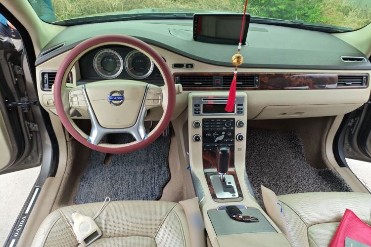 Used Volvo S80L 2011 2.0T ZhiZun Edition Center Console