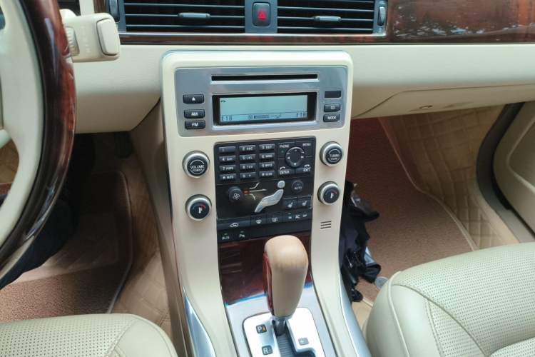 Used Volvo S80L 2011 2.0T ZhiZun Edition Audio And AC Panel