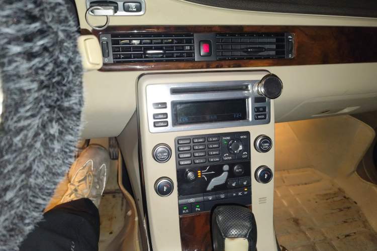 Used Volvo S80L 2011 2.0T ZhiZun Edition Audio And AC Panel