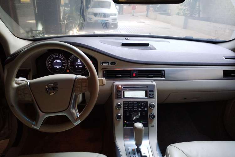 Used Volvo S80L 2011 2.0T Zhiya Edition Center Console