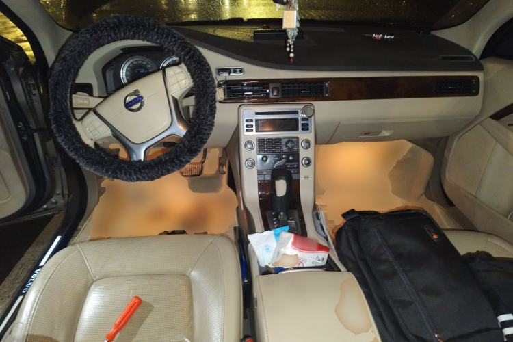 Used Volvo S80L 2011 2.0T ZhiZun Edition Center Console