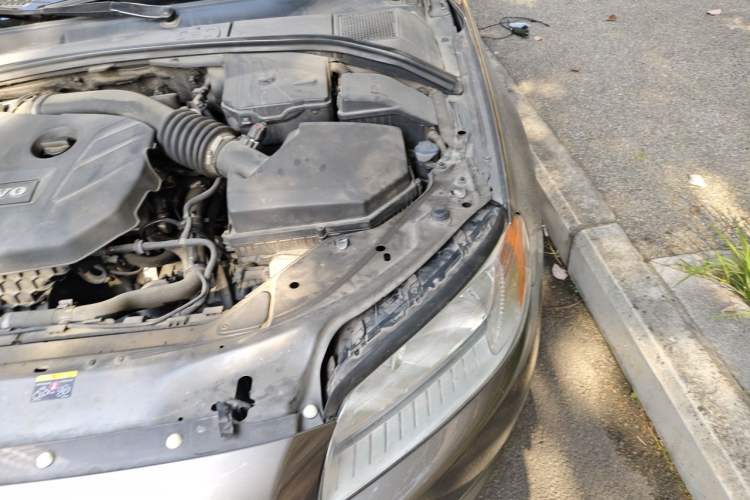 Used Volvo S80L 2011 2.0T ZhiShang Version Engine Bay Left