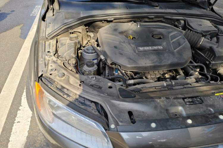 Used Volvo S80L 2011 2.0T ZhiShang Version Engine Bay Right