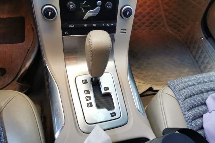 Used Volvo S80L 2011 2.0T Zhiya Edition Gear Lever