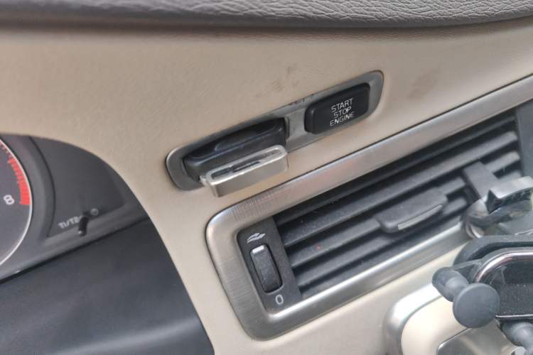 Used Volvo S80L 2011 2.0T Zhiya Edition Interior 1