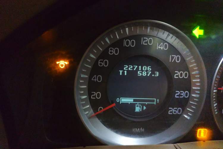 Used Volvo S80L 2011 2.0T ZhiZun Edition Odometer Close Up
