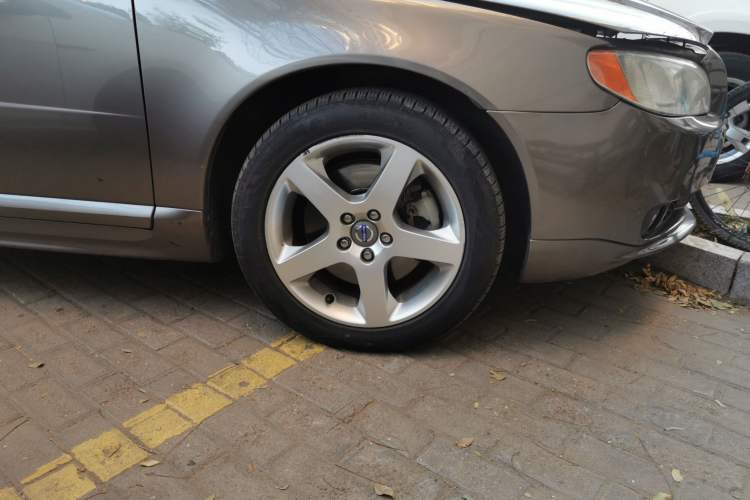Used Volvo S80L 2011 2.0T Zhiya Edition Right Front Wheel Hub