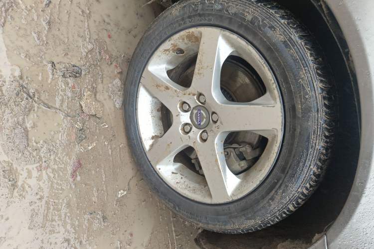 Used Volvo S80L 2011 2.0T Zhiya Edition Right Front Wheel Hub