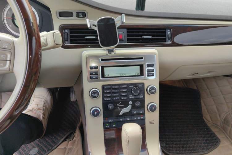 Used Volvo S80L 2011 2.0T ZhiZun Edition Audio And AC Panel