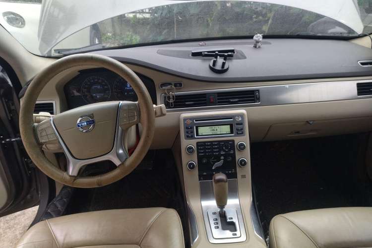 Used Volvo S80L 2011 2.0T Zhiya Edition Center Console